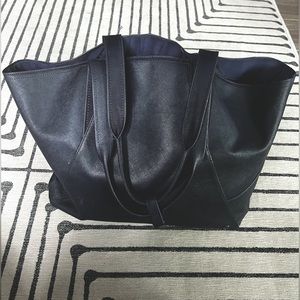 Lululemon all day tote in navy blue, in very good condition